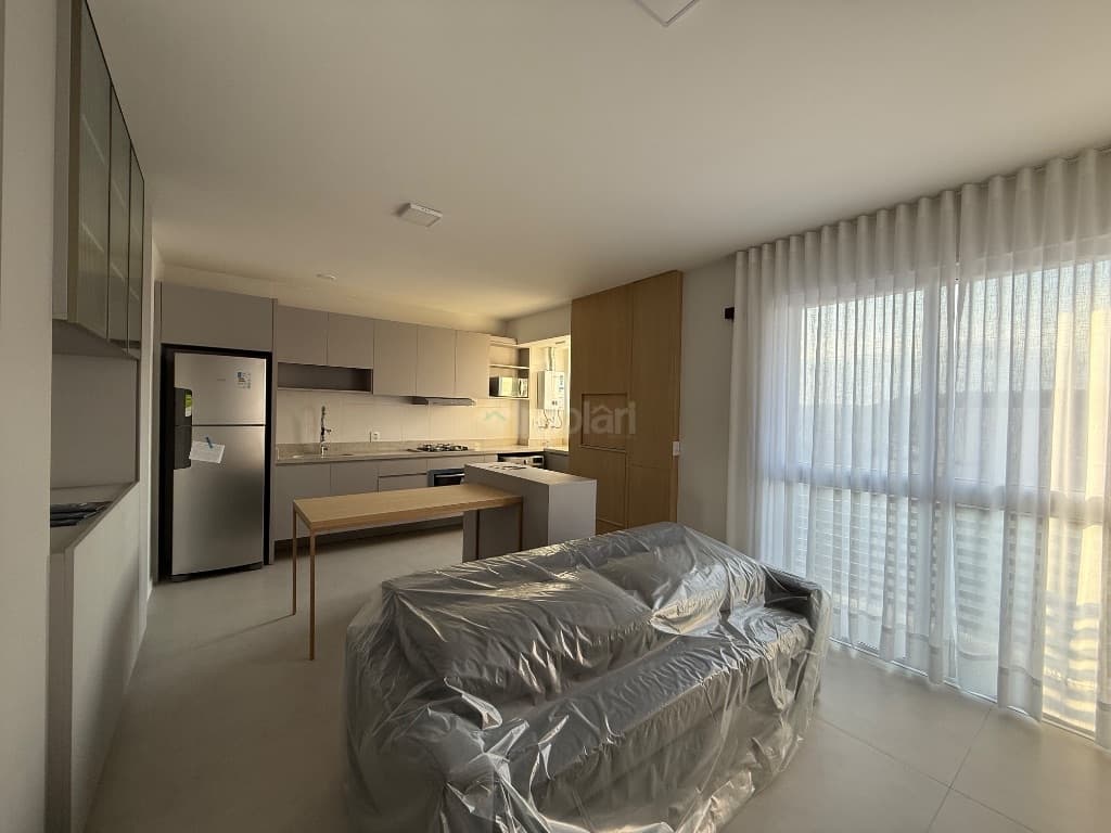 Apartamento com duas garagens, totalmente mobiliado e automatizado.