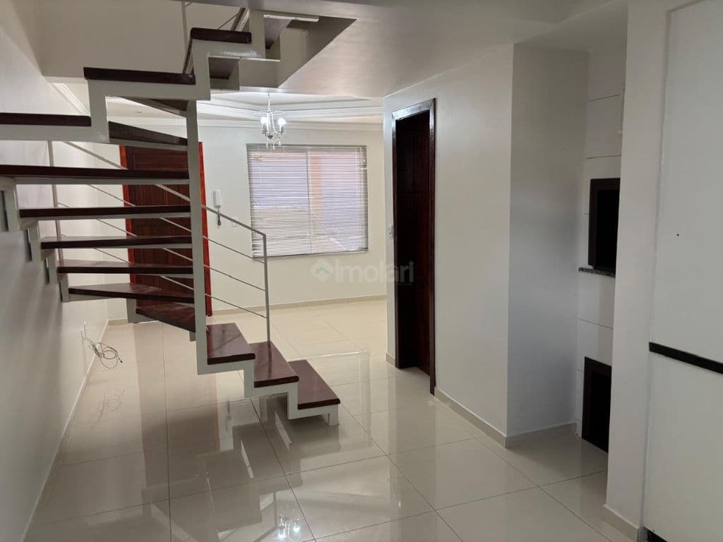 Encantador Sobrado de 2 dormitórios no Centro de Vera Cruz