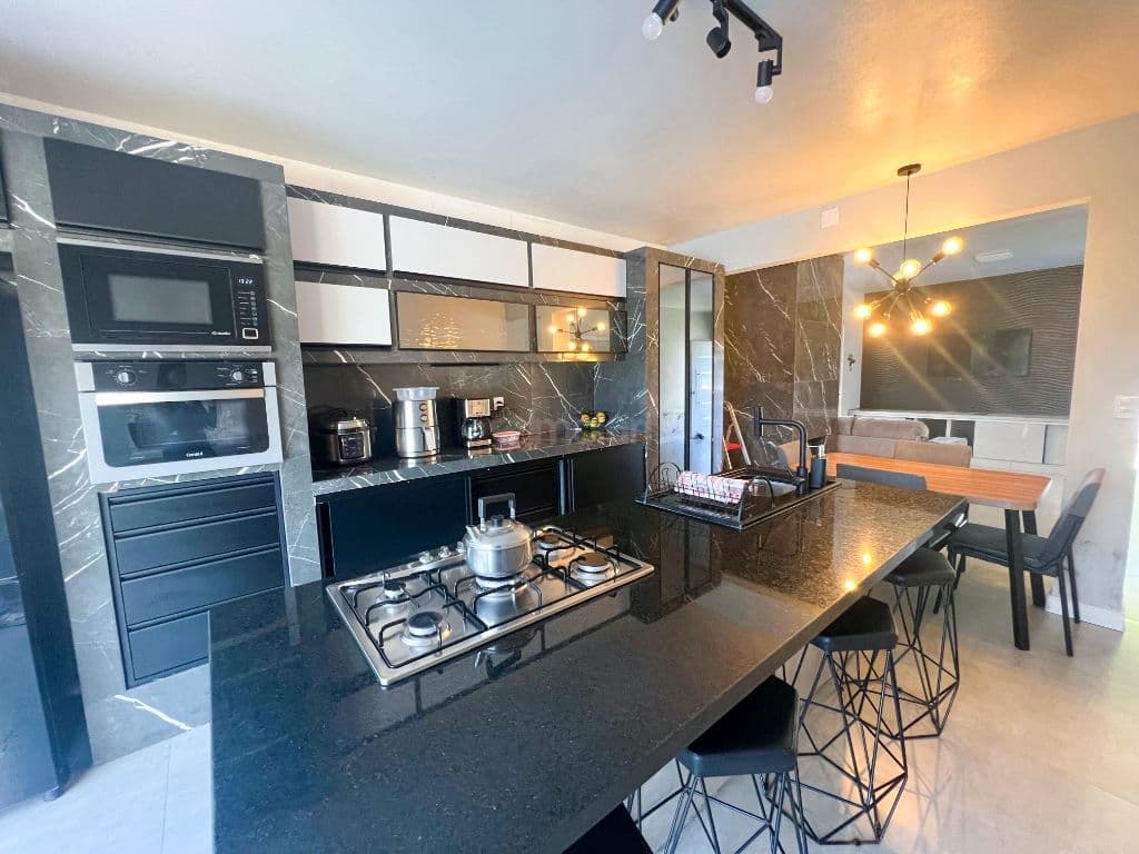 Casa padrão à venda em Várzea, Santa Cruz do Sul: 3 dormitórios, piscina externa e churrasqueira!