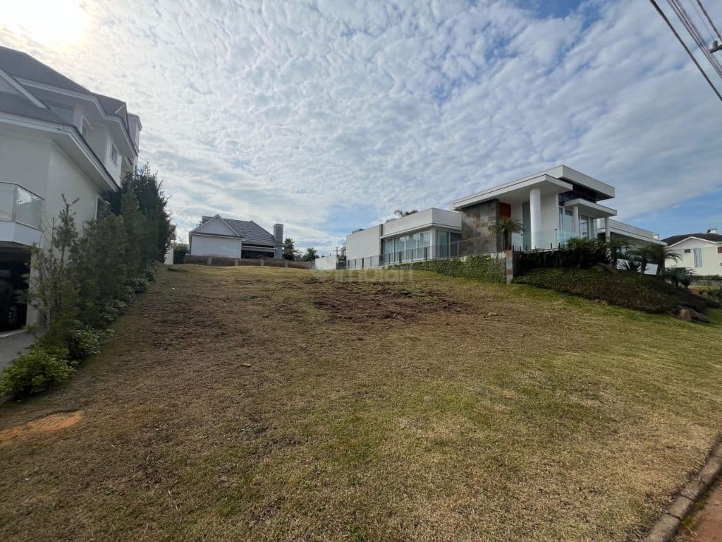 Amplo terreno em condomínio fechado!